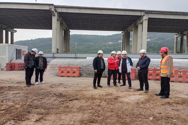 交投集團(tuán)黨委副書記、總經(jīng)理牟春華檢查督導(dǎo)二專線北出口改建項(xiàng)目工作