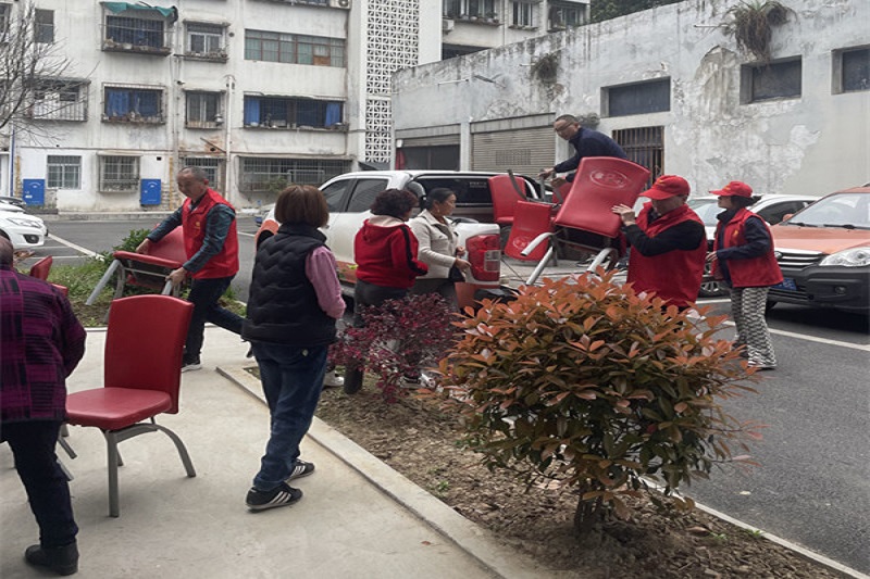 我為群眾辦實事||黨建引領(lǐng)送溫暖，愛心座椅進社區(qū)