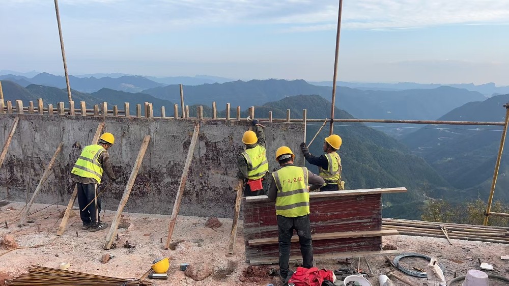 筑路修橋后，群山闊然時 ——劍閣縣下寺至利州區(qū)月壩公路項目（三個石至硝洞埡段）高質(zhì)量建設(shè)側(cè)記