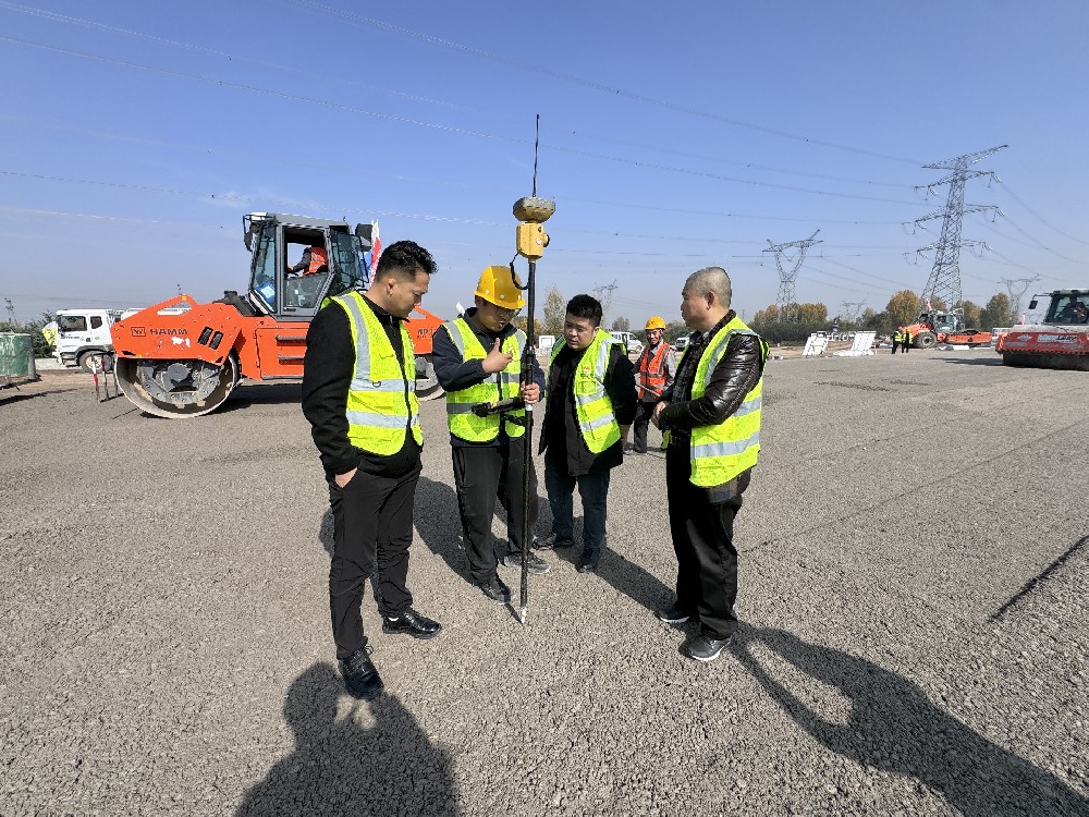 以“智”提“質(zhì)”，創(chuàng)新引領(lǐng)未來｜路橋集團(tuán)赴現(xiàn)場考察拓普康3DmmGPS攤鋪技術(shù)